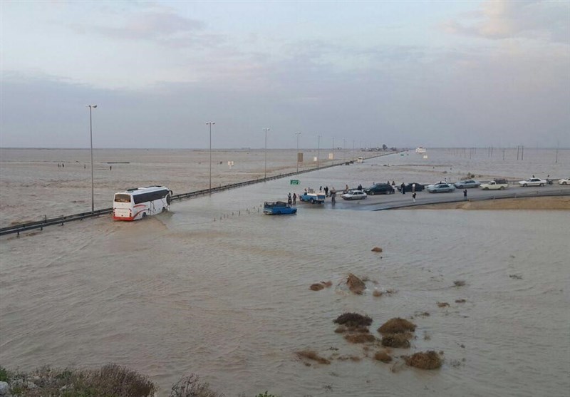 محور ساحلی بوشهر- گناوه به سبب آبگرفتگی مسدود است