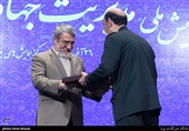 اهدای لوح یادبود به عبدالرضا رحمانی فضلی وزیر کشور در ششمین همایش ملی مدیریت جهادی