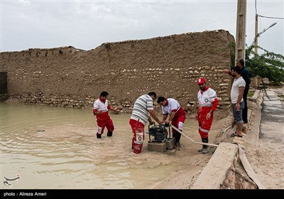 امداد رسانی توسط نیروهای هلال احمر به سیل زدگان روستای کندعبدالرضا - لامرد
