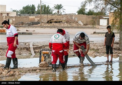 امداد رسانی توسط نیروهای هلال احمر به سیل زدگان روستای کندعبدالرضا - لامرد