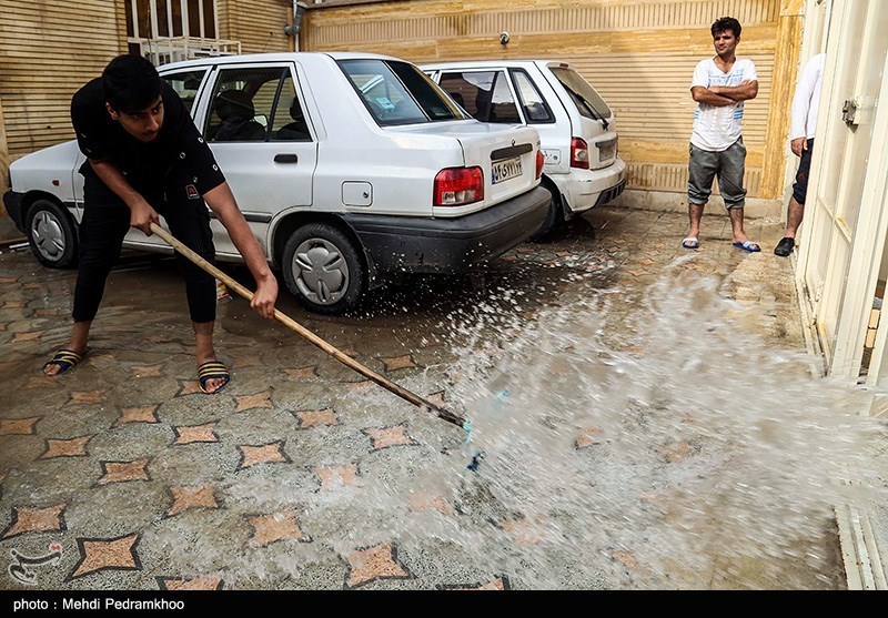 خوزستان| 70 گروه جهادی در حال خدمت‌رسانی به مردم گرفتار در آب هستند