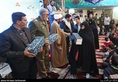 تجلیل از خانواده شهدا در مراسم هجدهمین یادواره شهدای بسیج مسجد محمدی 