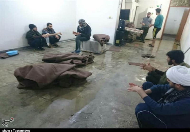 اقدام جالب طلاب خوزستانی؛ شستشوی قالی‌های مردم مناطق آب‌گرفته در حوزه‌های علمیه اهواز + تصاویر