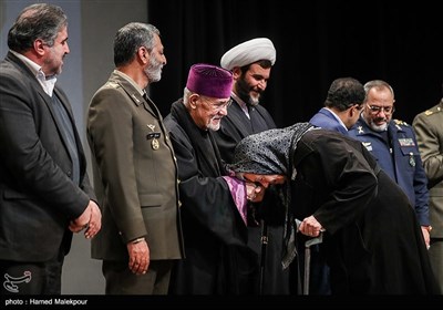 ادای احترام یکی از خانواده‌های شهدای ارامنه به سبوه سرکیسیان اسقف اعظم ارامنه تهران
