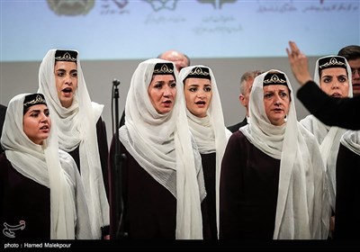 اجرای گروه کُر موسیقی در آیین تجلیل از خانواده‌های شهدا و ایثارگران ارامنه