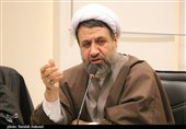 امام جمعه کرمان: هر چه از مردم فاصله بگیریم کارها سخت‌تر و پیچیده‌تر می‌شود
