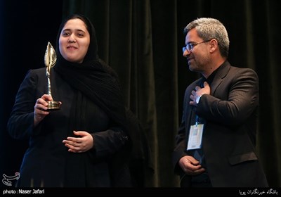 تقدیر از خانواده شهید حسین علیمردی در آیین اختتامیه سومین جشنواره تلویزیونی مستند