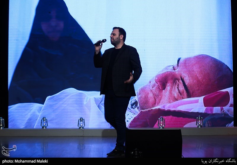 محسن توسلی خواننده انقلابی در مراسم شب خاطره