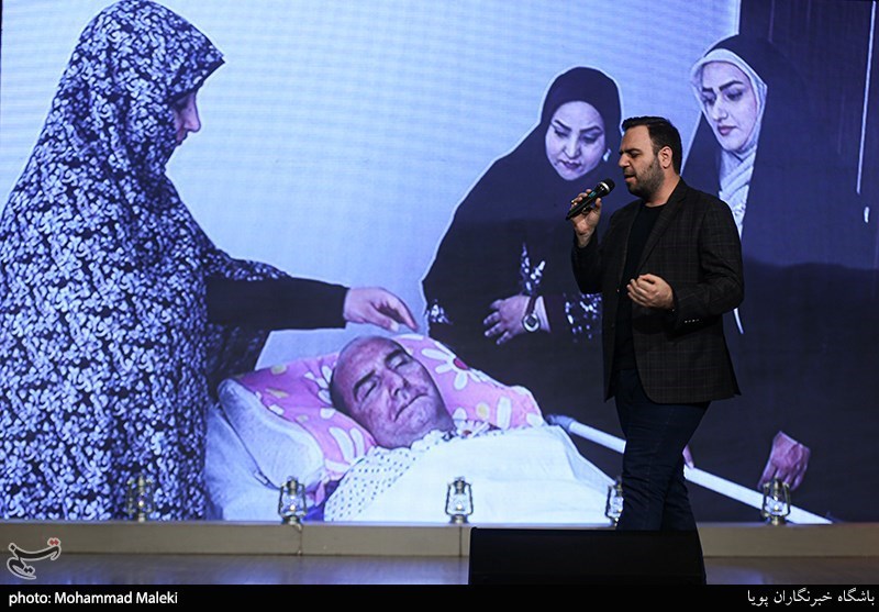 محسن توسلی خواننده انقلابی در مراسم شب خاطره