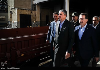 محمد اسلامی وزیر راه و شهرسازی در مراسم بهره‌برداری از ۲۴۳ دستگاه ناوگان ریلی ساخت ایران