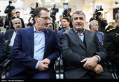 محمد اسلامی وزیر راه و شهرسازی و سعید رسولی مدیرعامل راه آهن در مراسم بهره‌برداری از ۲۴۳ دستگاه ناوگان ریلی ساخت ایران