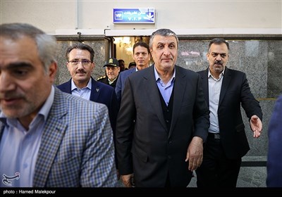 ورود محمد اسلامی وزیر راه و شهرسازی به مراسم بهره‌برداری از ۲۴۳ دستگاه ناوگان ریلی ساخت ایران