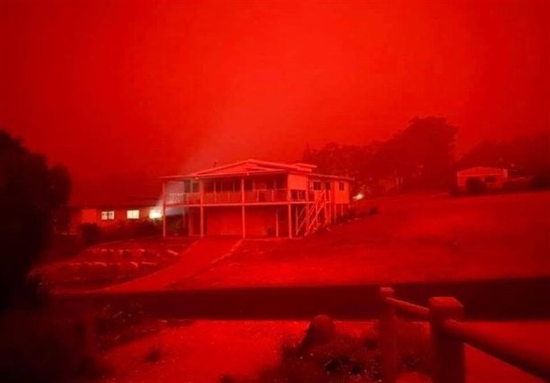 Australia’s Apocalyptic Inferno Turns Sky Red, Traps 4000 People (+Video)