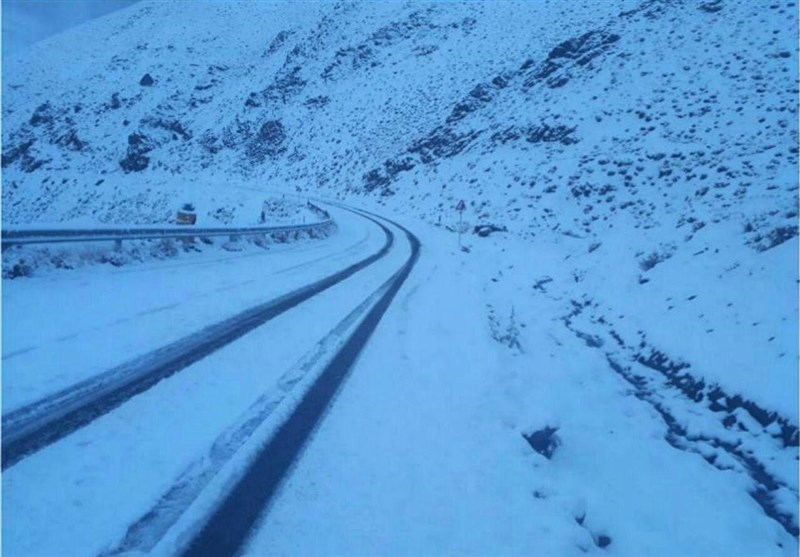 بارش برف گردنه عسل‌کشان استان چهارمحال و بختیاری را مسدود کرد