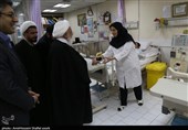 بازدید سرزده آیت‌الله ناصری از بیمارستان شهید صدوقی(ره) و اهدای گل به پرستاران به روایت تصویر