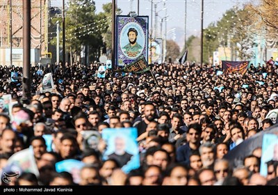  أهالي كرمان يخرجون بمظاهرة تنديداً باغتيال الجنرال سليماني