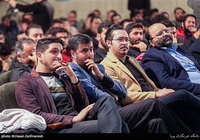 حسین صیامی ، هادی ملکپور ، پیمان طالبی و علی‌محمد مؤدب در شب شعر و رجز ضد آمریکایی (انتقام سخت)