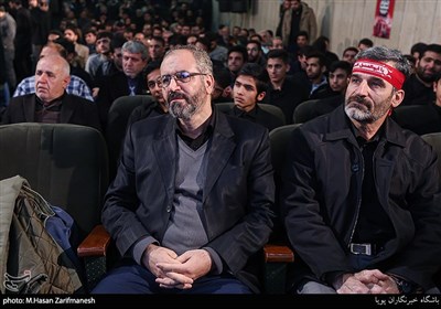 محسن مومنی شریف رئیس حوزه هنری در شب شعر و رجز ضد آمریکایی (انتقام سخت)