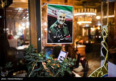 تصویر سپهبد شهید قاسم سلیمانی بر روی درب یکی از رستوران‌های خیابان طالقانی