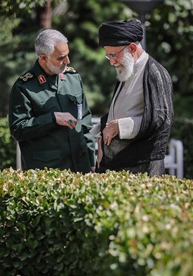 شهید سپهبد قاسم سلیمانی در کنار رهبر معظم انقلاب