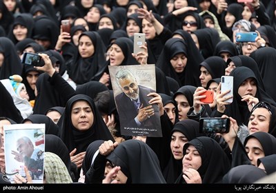تجمع دانشجویان تهران در پی شهادت سردار سلیمانی در دانشگاه تهران