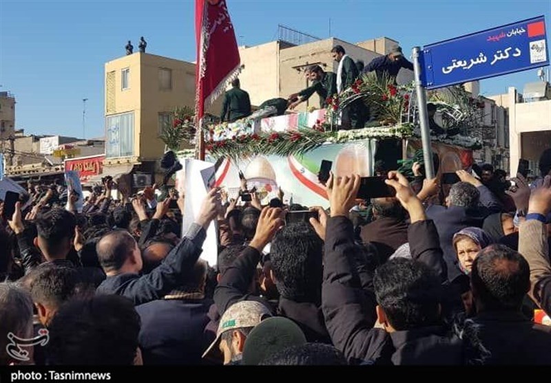 تغییر ساعت تشییع پیکر ‌شهید ‌سلیمانی ‌در مشهد مقدس / مردم ساعت 14 سردار را در آغوش می‌گیرند