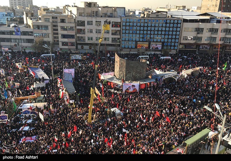 امضای طومار خونخواهی شهید سلیمانی در میدان انقلاب