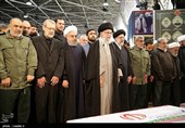 رهبر معظم انقلاب اسلامی صبح امروز با حضور در دانشگاه تهران بر پیکر شهدای واقعه ترور امریکایی، شهیدان سپهبد قاسم سلیمانی و ابومهدی المهندس نماز اقامه کردند. 