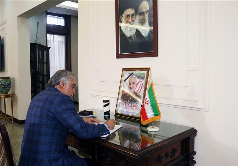رئیس اجرایی دولت افغانستان به یاد سردار سلیمانی دفتر یادبود امضا کرد