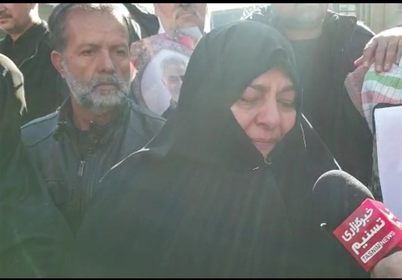 گریه‌های مادری در مواجه با پیکر پاک سردار رشید اسلام؛ انتقام سخت به معنای محو کردن آمریکا و اسرائیل از صفحه روزگار است + فیلم