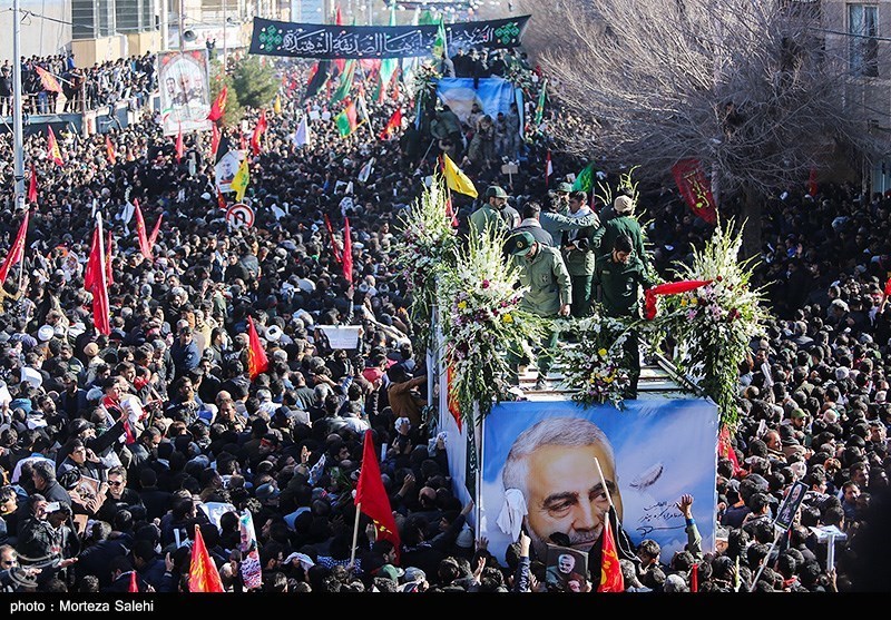 ازدحام جمعیت در ورودی گلزار شهدای کرمان‌