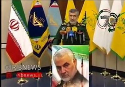  حضور پرچم گروه‌های جبهه مقاومت در نشست خبری سردار حاجی‌زاده 
