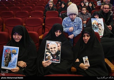 مادر شهید مسعود عسگری و همسر شهید مصطفی نبی لو در سومین کنگره شهدای مدافع حرم