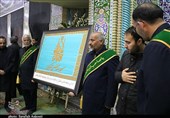 پرچم مسجد مقدس جمکران به خانواده شهید حاج قاسم سلیمانی اهدا شد + فیلم