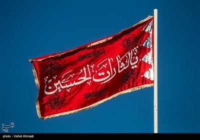 اهدای پرچم مسجد جمکران به دانشگاه امام حسین(ع)