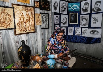 در حاشیه برگزاری جشنواره گل نرگس نمایشگاه صنایع دستی، نشست های علمی و تخصصی گل نرگس، کارگاه آموزشی و برنامه های آیینی