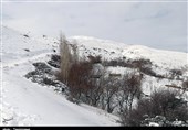 مسیر ارتباطی 25 روستای اطراف تفتان در پی بارش برف مسدود شد