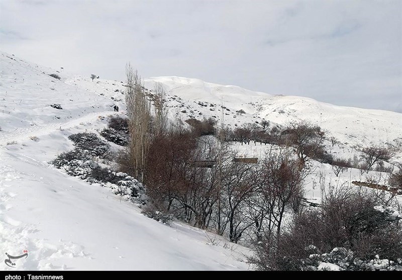مسیر ارتباطی 25 روستای اطراف تفتان در پی بارش برف مسدود شد