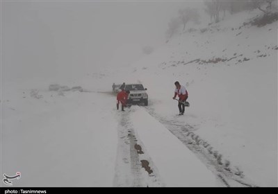  برف راه ۳۰۰ روستای الیگودرز را مسدود کرد 
