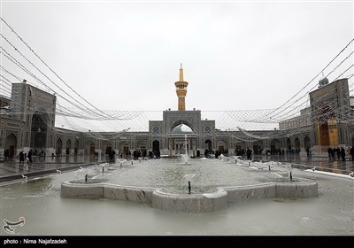 بارش برف در حرم مطهر امام رضا (ع) - مشهد