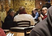 حضور جنجال آفرین نواز شریف در رستوران و دفاعیه عجیب حزب نواز