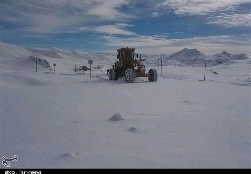 بارش سنگین برف زنجان را سفیدپوش کرد/ امدادرسانی به 50 خودروی گرفتار در برف + فیلم