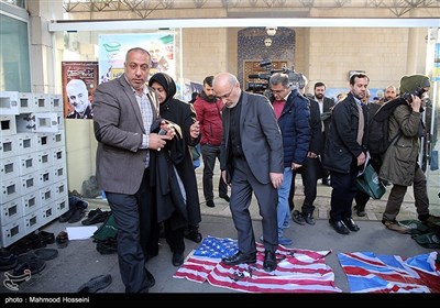 پدر و مادر محمدامین جبلی یکی از شهدای حادثه سقوط بوئینگ ۷۳۷ در مراسم بزرگداشت سپهبد شهید قاسم سلیمانی و سانحه هواپیمای مسافربری و جان باختگان وقایع کرمان در دانشگاه تهران