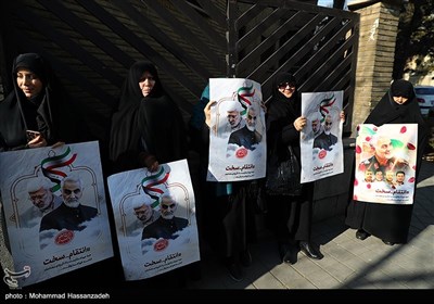 تعدادی از جانبازان و ایثارگران هشت سال دفاع مقدس در اعتراض به ترور سپهبد شهید قاسم سلیمانی مقابل دفتر حافظ منافع آمریکای سفارت سوییس تجمع کردند و علیه آمریکا شعار سر دادند.