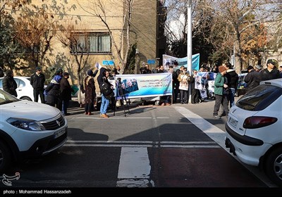 تعدادی از جانبازان و ایثارگران هشت سال دفاع مقدس در اعتراض به ترور سپهبد شهید قاسم سلیمانی مقابل دفتر حافظ منافع آمریکای سفارت سوییس تجمع کردند و علیه آمریکا شعار سر دادند.