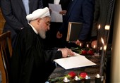 امضای دفتر یادبود جانباختگان حادثه سقوط هواپیمای اوکراینی توسط روحانی و اعضای کابینه