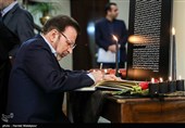 امضای دفتر یادبود جانباختگان حادثه سقوط هواپیمای اوکراینی توسط محمود واعظی رئیس دفتر رئیس جمهور