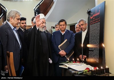 حضور حجت‌الاسلام حسن روحانی رئیس جمهور برای امضای دفتر یادبود جانباختگان حادثه سقوط هواپیمای اوکراینی