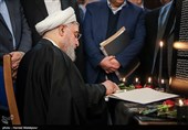 امضای دفتر یادبود جانباختگان حادثه سقوط هواپیمای اوکراینی توسط حجت‌الاسلام حسن روحانی رئیس جمهور