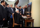 امضای دفتر یادبود جانباختگان حادثه سقوط هواپیمای اوکراینی توسط حجت‌الاسلام حسن روحانی رئیس جمهور